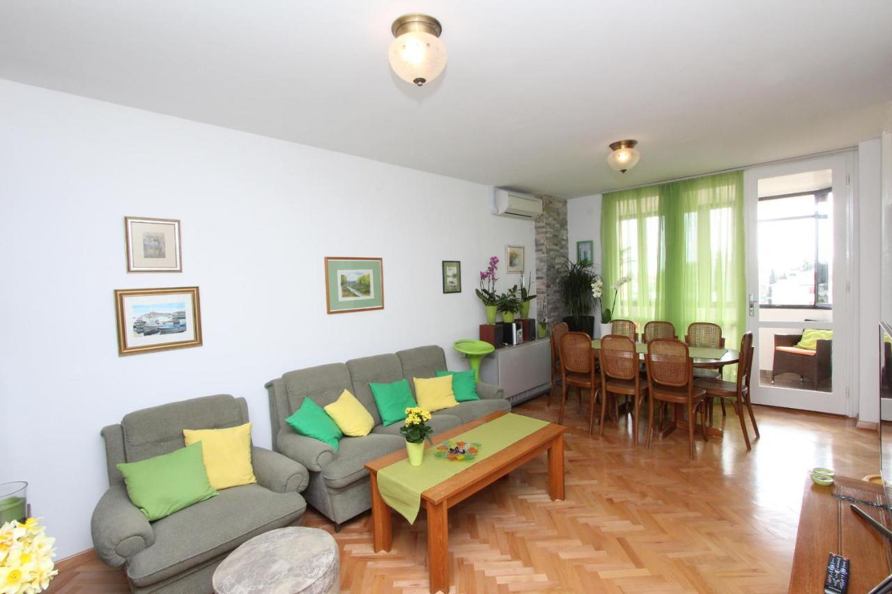 Apartament Elia *